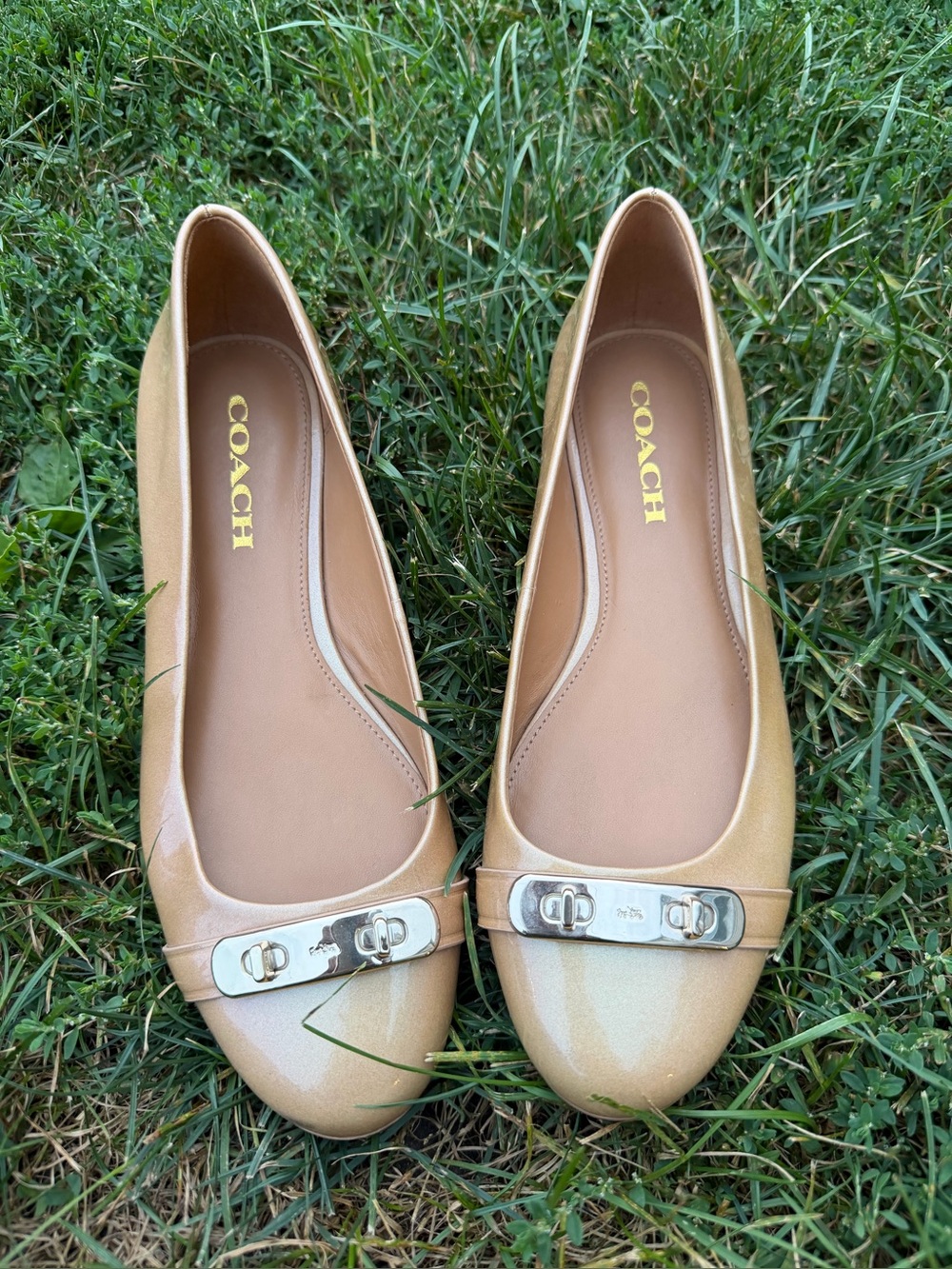 Coach Oswald Platin Iridescent pearl patent Flats Size 7.5 good condition